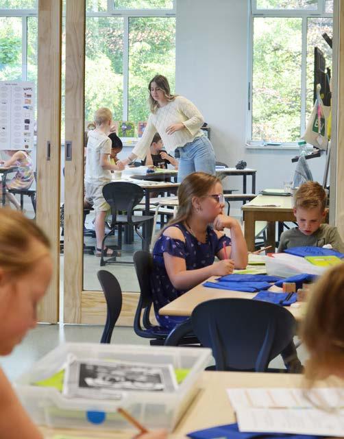 Kindcentrum Theresia in Eindhoven toont leerlingen die samenwerken in een moderne klaslokaalsetting. Kindcentrum Theresia in Eindhoven toont leerlingen die samenwerken in een moderne klaslokaalsetting.