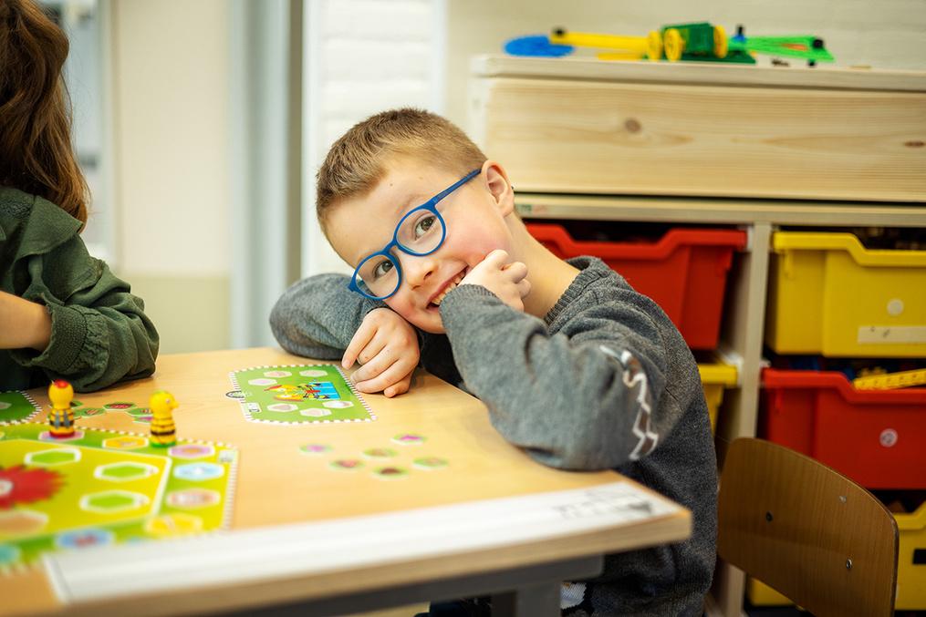 Kindcentrum Ulingshof in Venlo, een jongen aan tafel met spelletjes en speelgoed. Kindcentrum Ulingshof in Venlo, een jongen aan tafel met spelletjes en speelgoed.