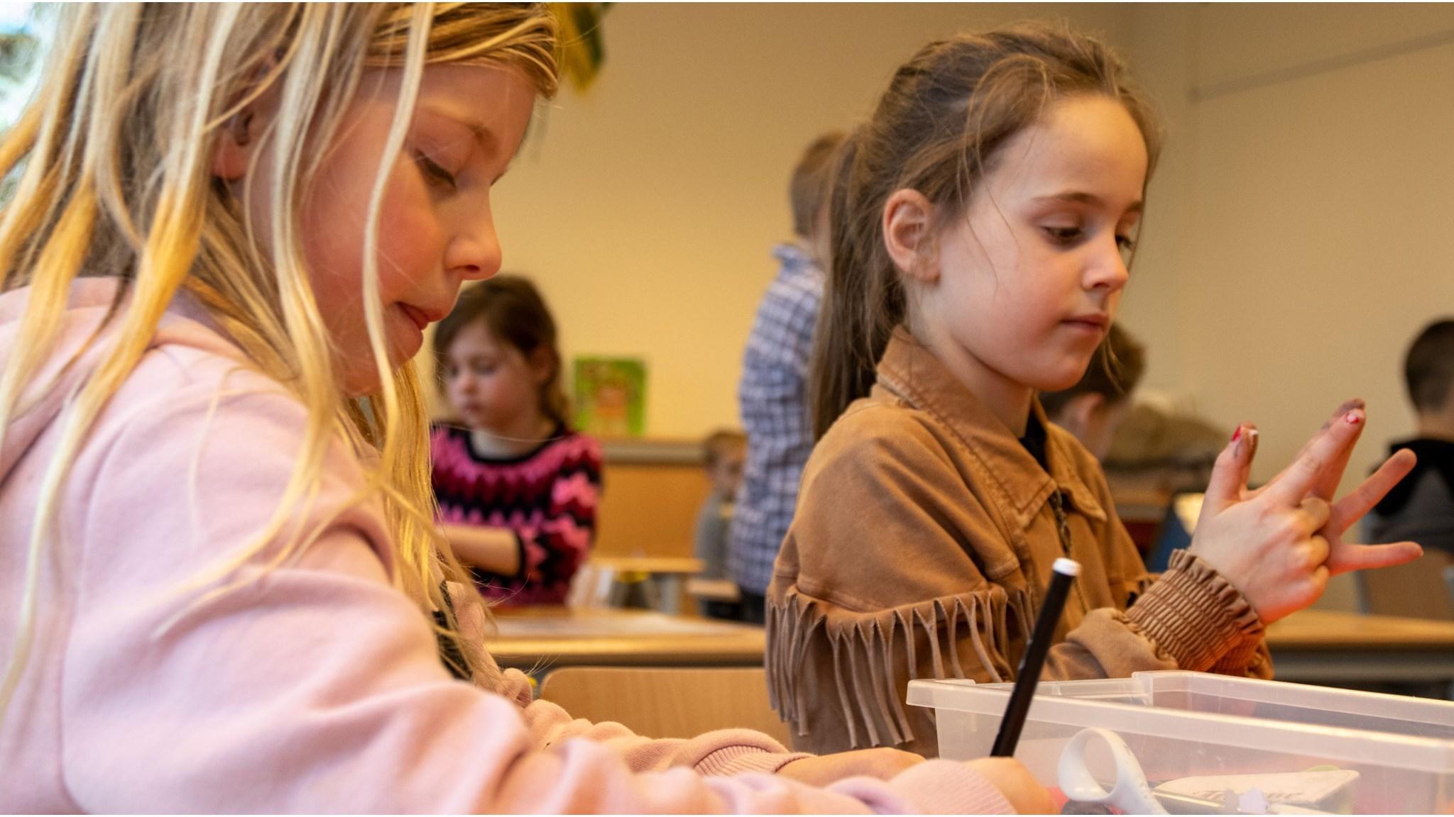 Kindcentrum Vinkenbos in Sprundel, kinderen aan het werk in klaslokaal. Kindcentrum Vinkenbos in Sprundel, kinderen aan het werk in klaslokaal.