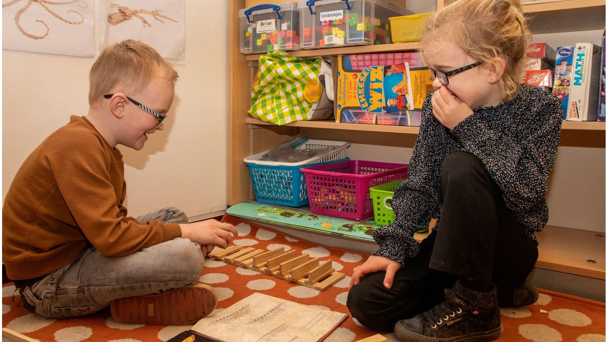 Kindcentrum Vinkenbos in Sprundel, leerlingen spelen en leren samen in een kleurrijke omgeving. Kindcentrum Vinkenbos in Sprundel, leerlingen spelen en leren samen in een kleurrijke omgeving.