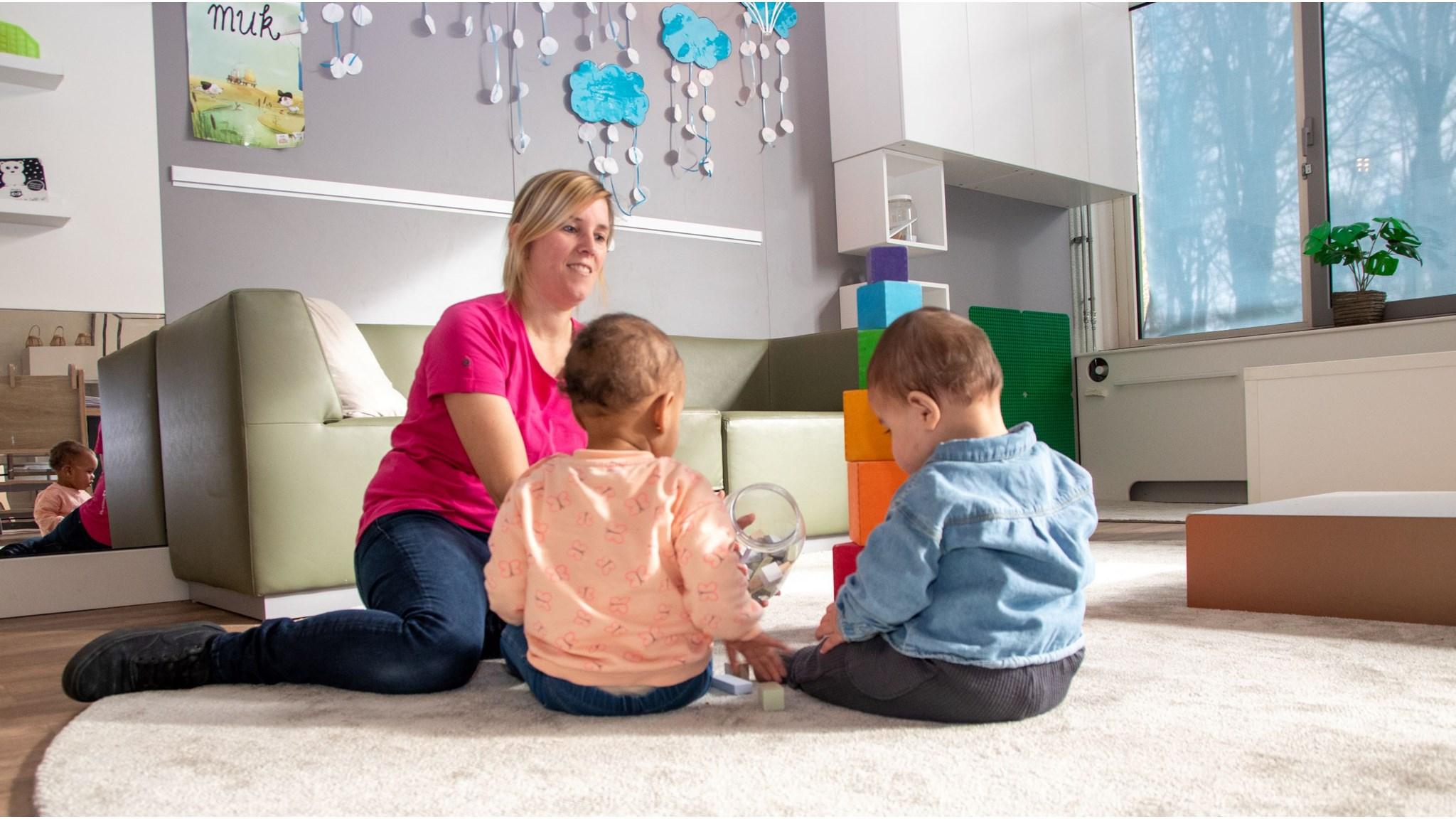 Kindcentrum Vinkenbos in Sprundel, met een leerkracht die speelt met kinderen op een zachte vloer. Kindcentrum Vinkenbos in Sprundel, met een leerkracht die speelt met kinderen op een zachte vloer.