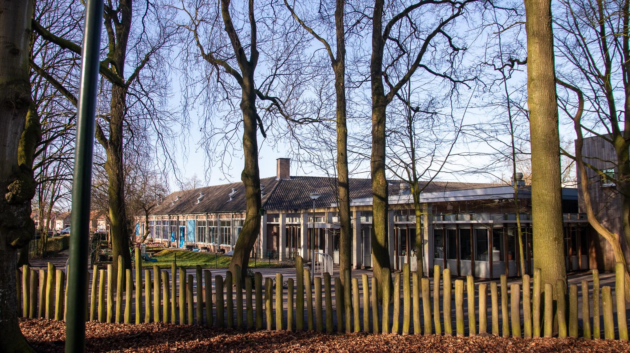 Kindcentrum Vinkenbos in Sprundel, met een overzicht van het schoolgebouw omringd door bomen. Kindcentrum Vinkenbos in Sprundel, met een overzicht van het schoolgebouw omringd door bomen.