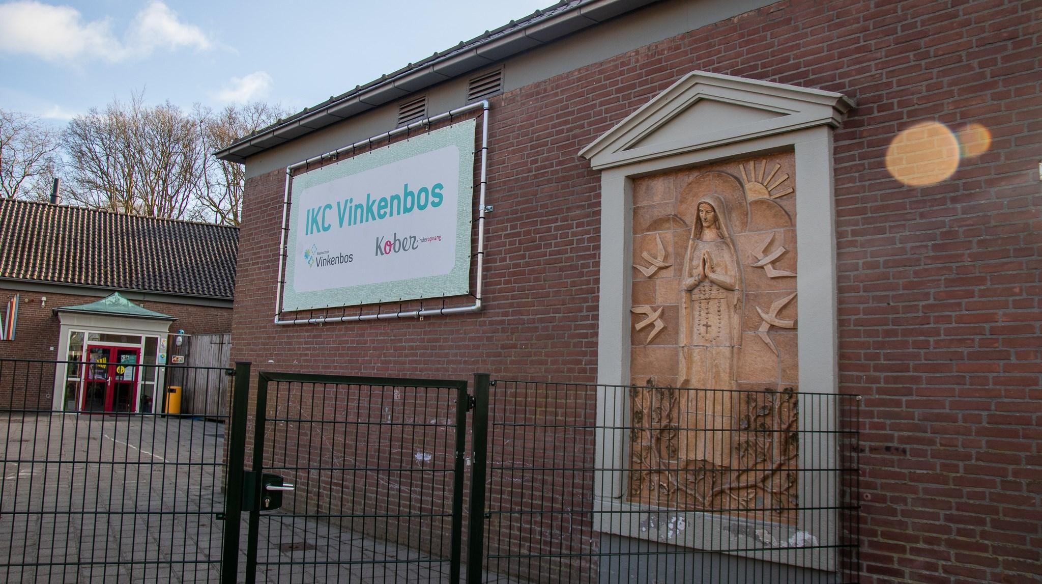 Kindcentrum Vinkenbos in Sprundel met een stenen reliëf aan de gevel. Kindcentrum Vinkenbos in Sprundel met een stenen reliëf aan de gevel.