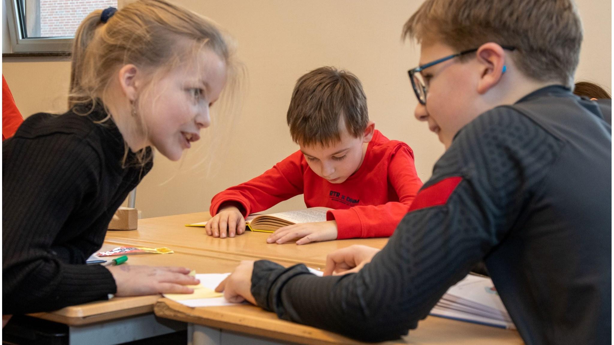 Kindcentrum Vinkenbos in Sprundel toont leerlingen die geconcentreerd samenwerken aan een tafel. Kindcentrum Vinkenbos in Sprundel toont leerlingen die geconcentreerd samenwerken aan een tafel.