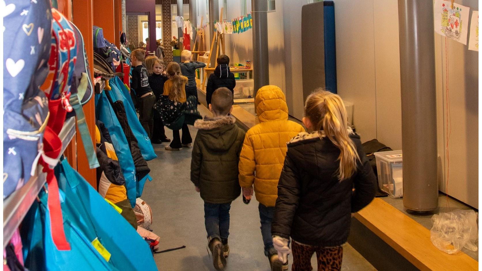 Kindcentrum Vinkenbos in Sprundel, waar kinderen samen het schoolgebouw verkennen. Kindcentrum Vinkenbos in Sprundel, waar kinderen samen het schoolgebouw verkennen.