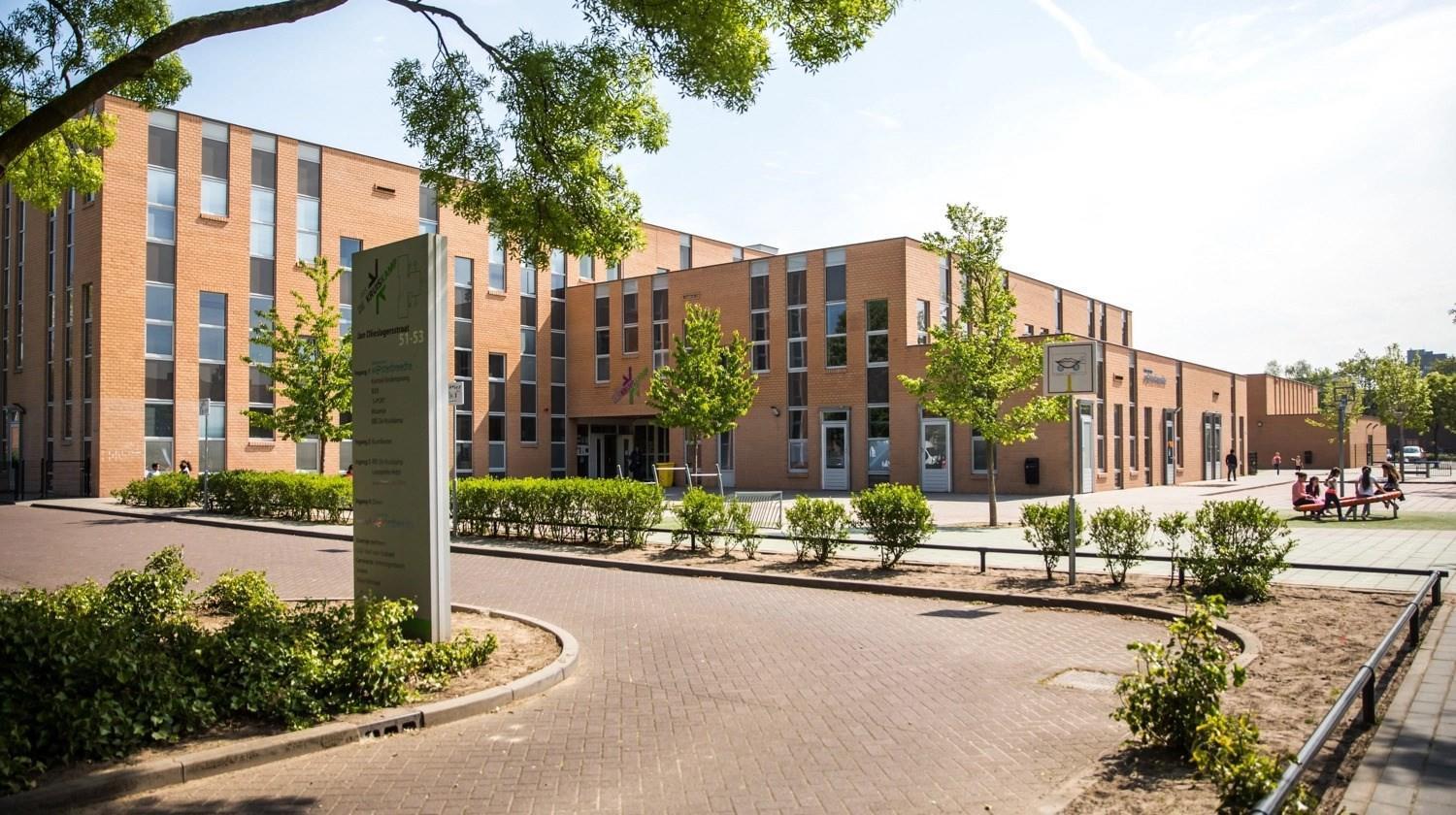 Kindcentrum Westerbreedte in Den Bosch met een duidelijk uitzicht op het schoolplein. Kindcentrum Westerbreedte in Den Bosch met een duidelijk uitzicht op het schoolplein.