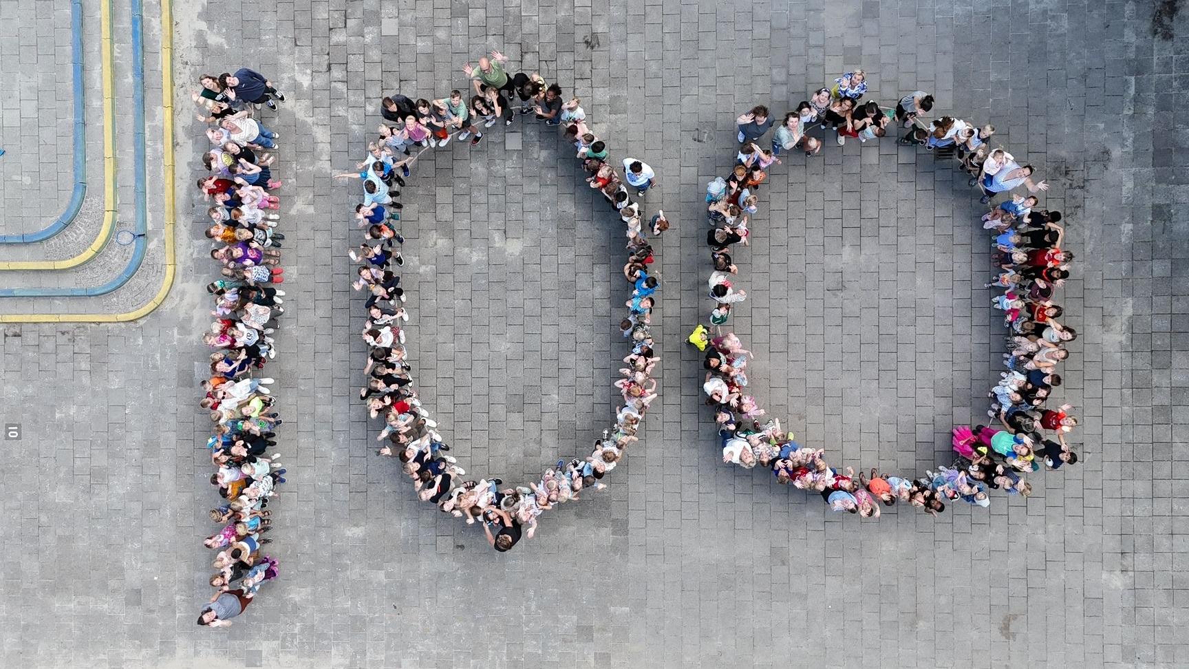 Kindcentrum Willibrord in Heiloo viert het 100-jarig bestaan met een groots groepsmoment op het schoolplein. Kindcentrum Willibrord in Heiloo viert het 100-jarig bestaan met een groots groepsmoment op het schoolplein.