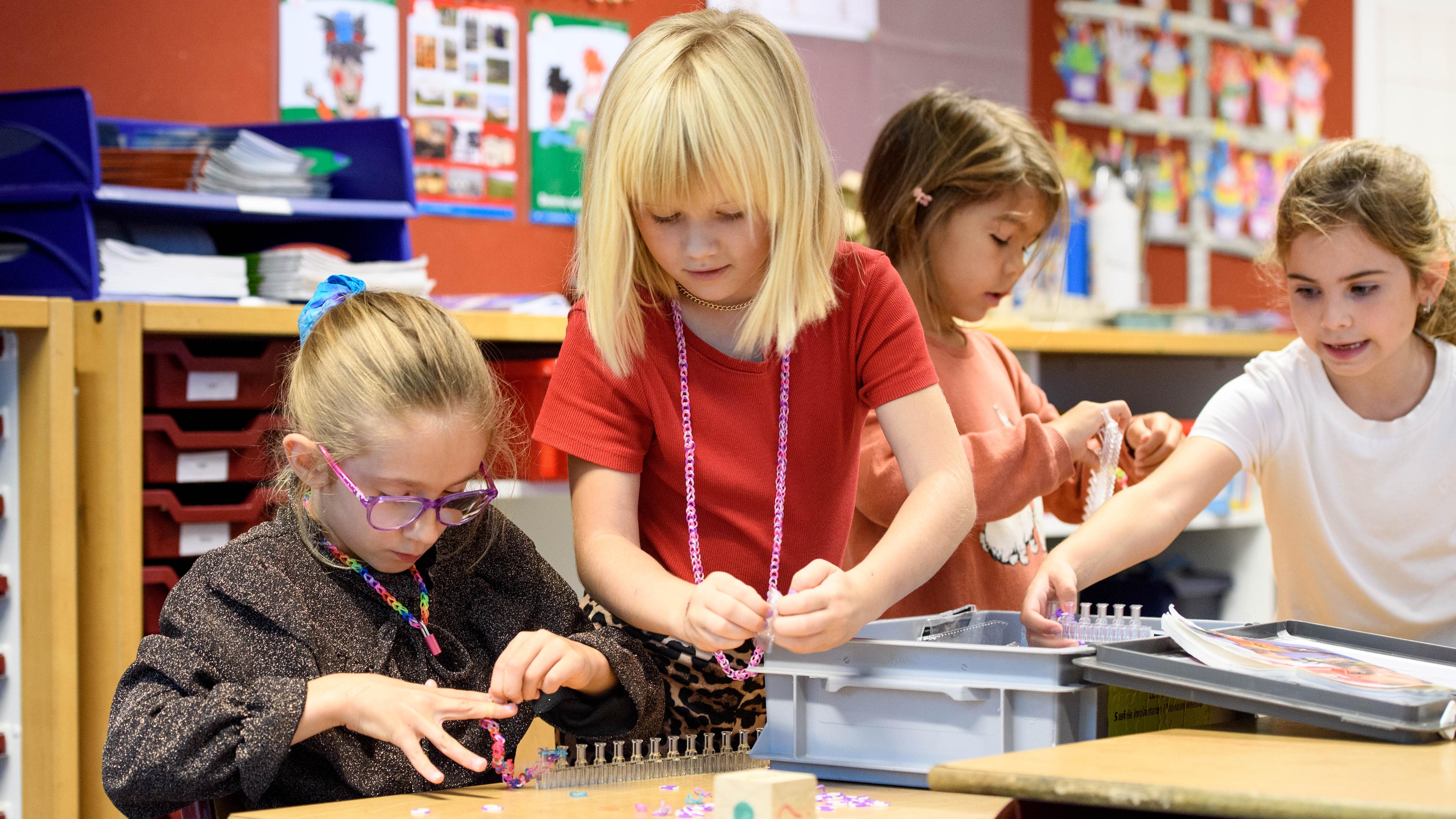 Kinderen aan de RKBS St. Jozef in Zwaagdijk-Oost zijn creatief bezig met knutselen. Kinderen aan de RKBS St. Jozef in Zwaagdijk-Oost zijn creatief bezig met knutselen.