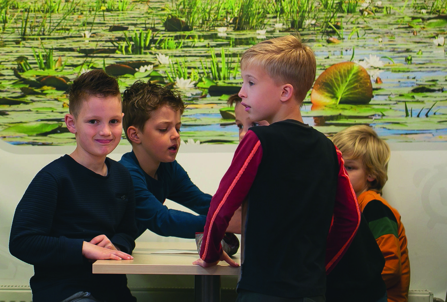 Kinderen aan een tafel in Christelijk Kindcentrum De Wiedewereld in Sint Jansklooster. Kinderen aan een tafel in Christelijk Kindcentrum De Wiedewereld in Sint Jansklooster.