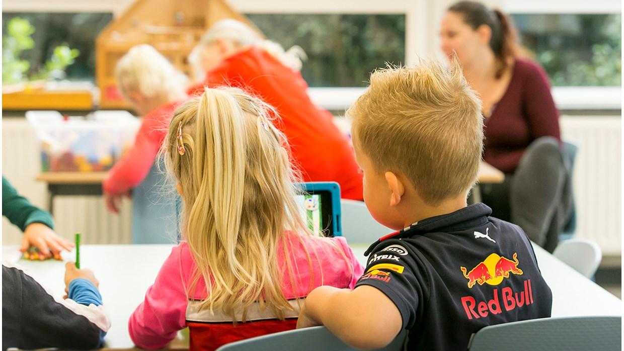 Kinderen aan een tafel in de Jan Ligthartschool in Wapenveld, met focus op creativiteit en samenwerking. Kinderen aan een tafel in de Jan Ligthartschool in Wapenveld, met focus op creativiteit en samenwerking.