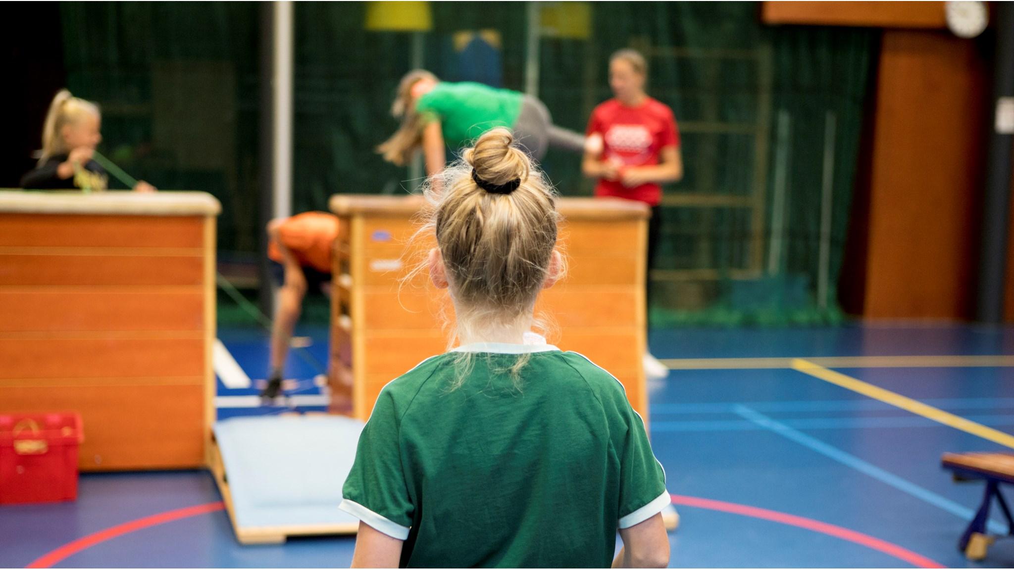 Kinderen aan het gymmen in RK Basisschool De Bron in Reeuwijk. Kinderen aan het gymmen in RK Basisschool De Bron in Reeuwijk.