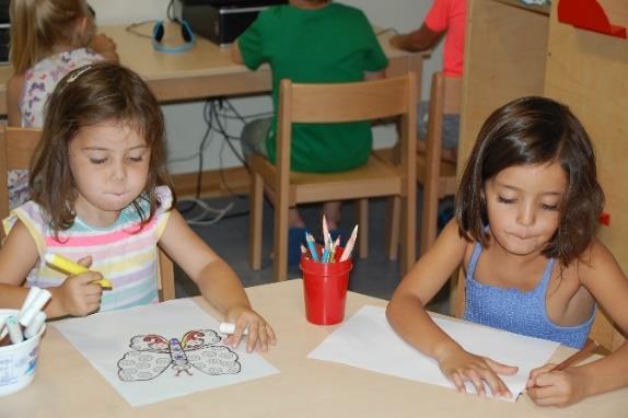 Kinderen aan het kleuren in Basisschool De Meidoorn in Kerkdriel. Kinderen aan het kleuren in Basisschool De Meidoorn in Kerkdriel.