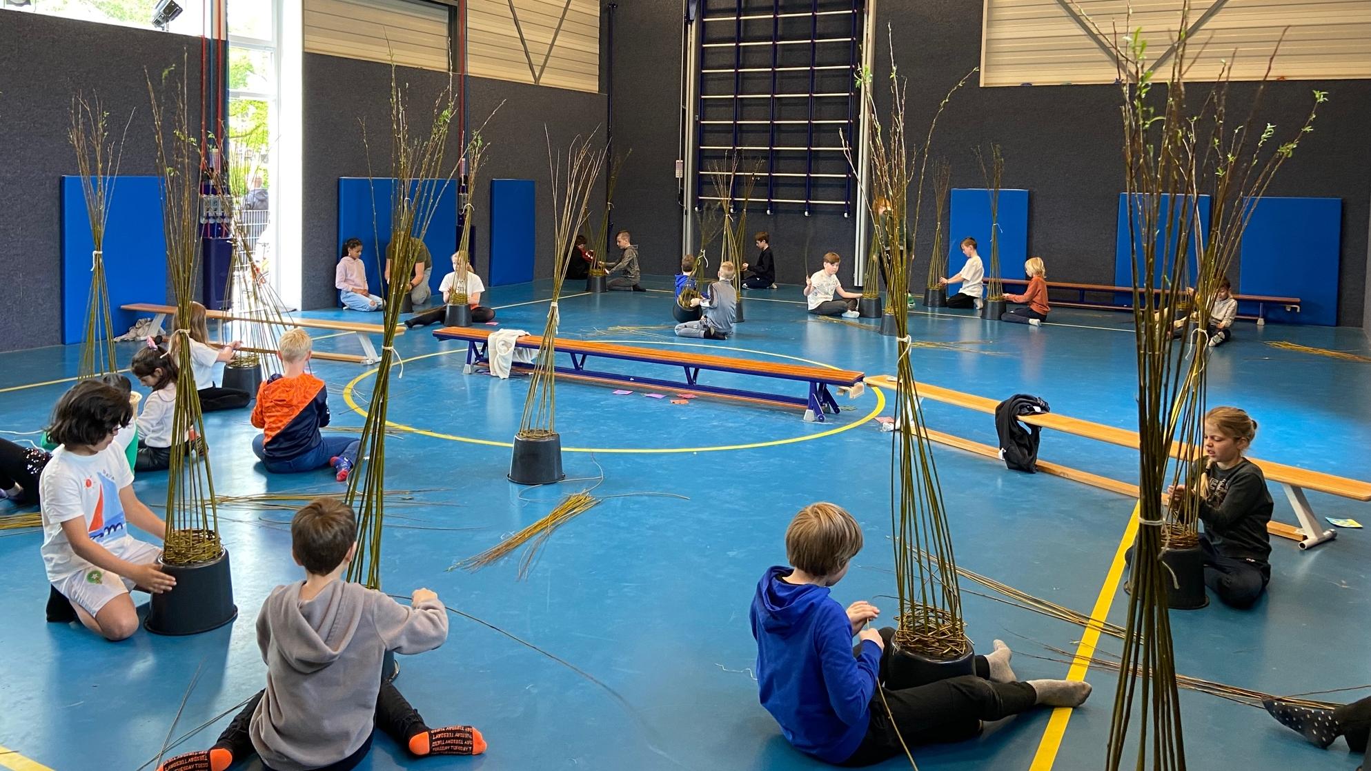 Kinderen aan het knutselen in de gymzaal van basisschool Drostenburg in Amsterdam. Kinderen aan het knutselen in de gymzaal van basisschool Drostenburg in Amsterdam.
