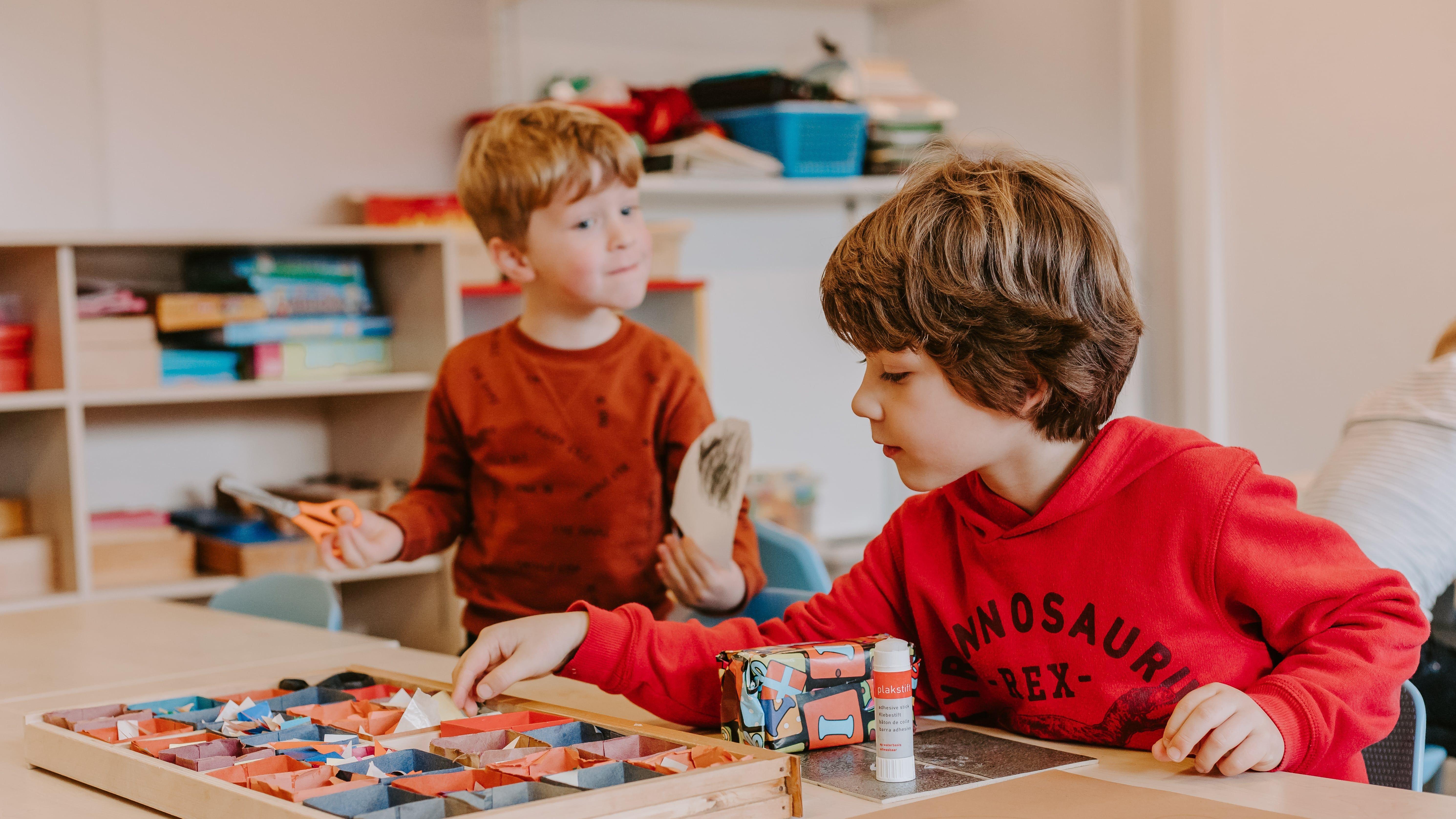 Kinderen aan het knutselen in de klas van Archipelschool Theo Thijssen in Vlissingen. Kinderen aan het knutselen in de klas van Archipelschool Theo Thijssen in Vlissingen.