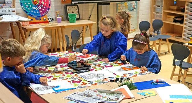 Kinderen aan het knutselen in de klas van Basisschool Jan Ligthart in Appingedam.