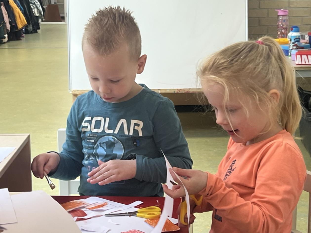 Kinderen aan het knutselen in de klas van NBS De Sterren in Uithuizermeeden. Kinderen aan het knutselen in de klas van NBS De Sterren in Uithuizermeeden.