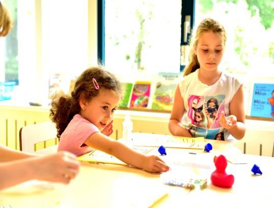 Kinderen aan het knutselen in De Wereldwijzer in Utrecht. Kinderen aan het knutselen in De Wereldwijzer in Utrecht.