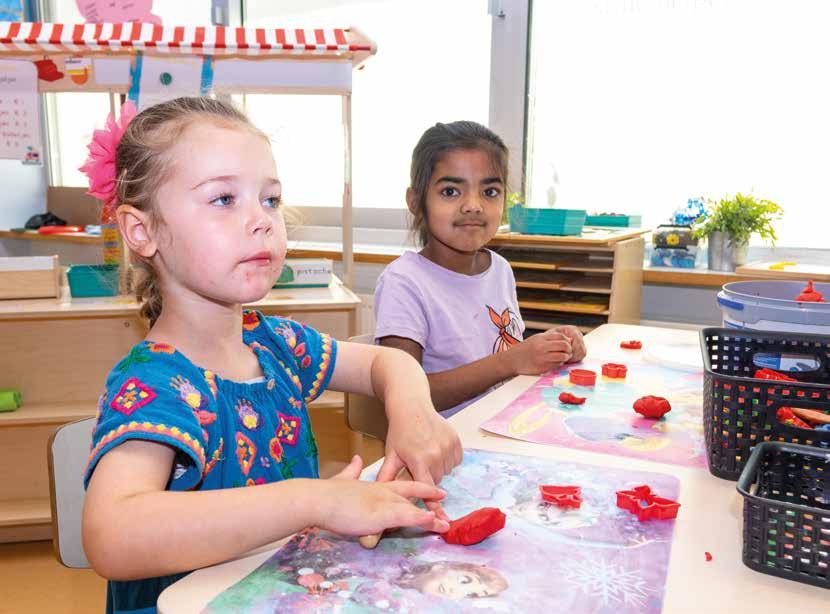 Kinderen aan het knutselen met klei in Obs De Optimist, Hoofddorp.