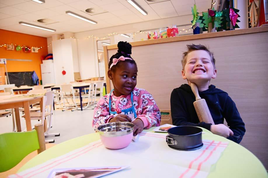 Kinderen aan het koken in de klas van Christelijke Basisschool Avonturijn in Hilversum. Kinderen aan het koken in de klas van Christelijke Basisschool Avonturijn in Hilversum.