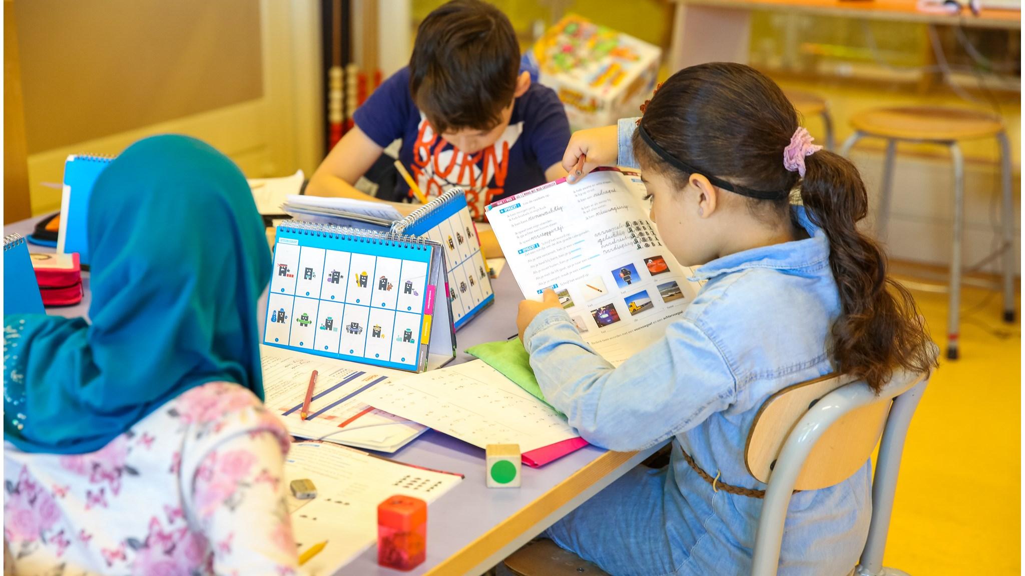 Kinderen aan het leren en samenwerken in de klas van Basisschool De Windroos in Valkenswaard. Kinderen aan het leren en samenwerken in de klas van Basisschool De Windroos in Valkenswaard.