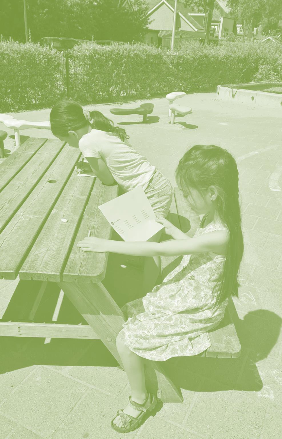 Kinderen aan het leren en spelen op het schoolplein van De Wegwijzer in Krimpen aan de Lek. Kinderen aan het leren en spelen op het schoolplein van De Wegwijzer in Krimpen aan de Lek.