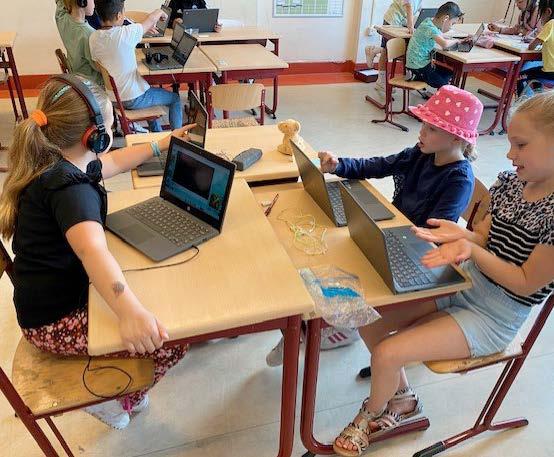 Kinderen aan het leren met laptops in de klas van Avonturijn in Vlaardingen. Kinderen aan het leren met laptops in de klas van Avonturijn in Vlaardingen.