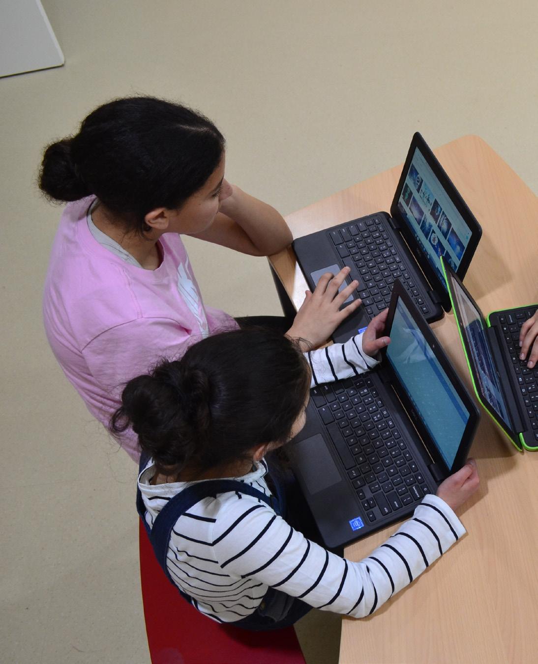 Kinderen aan het leren met laptops op de Burgemeester De Vlugtschool in Amsterdam. Kinderen aan het leren met laptops op de Burgemeester De Vlugtschool in Amsterdam.