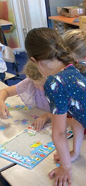 Kinderen aan het puzzelen in klaslokaal van Bs de Disselboom in Wintelre. Kinderen aan het puzzelen in klaslokaal van Bs de Disselboom in Wintelre.