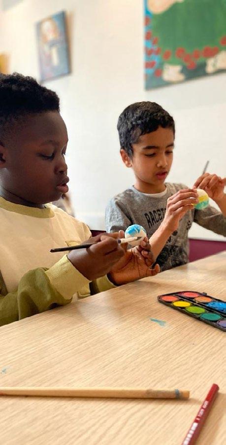 Kinderen aan het schilderen in de klas van basisschool Fellenoord in Eindhoven. Kinderen aan het schilderen in de klas van basisschool Fellenoord in Eindhoven.