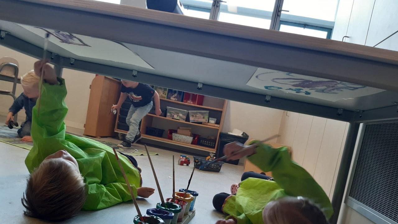 Kinderen aan het schilderen onder een tafel in CNS-Basisschool De Ontdekking in Ede. Kinderen aan het schilderen onder een tafel in CNS-Basisschool De Ontdekking in Ede.