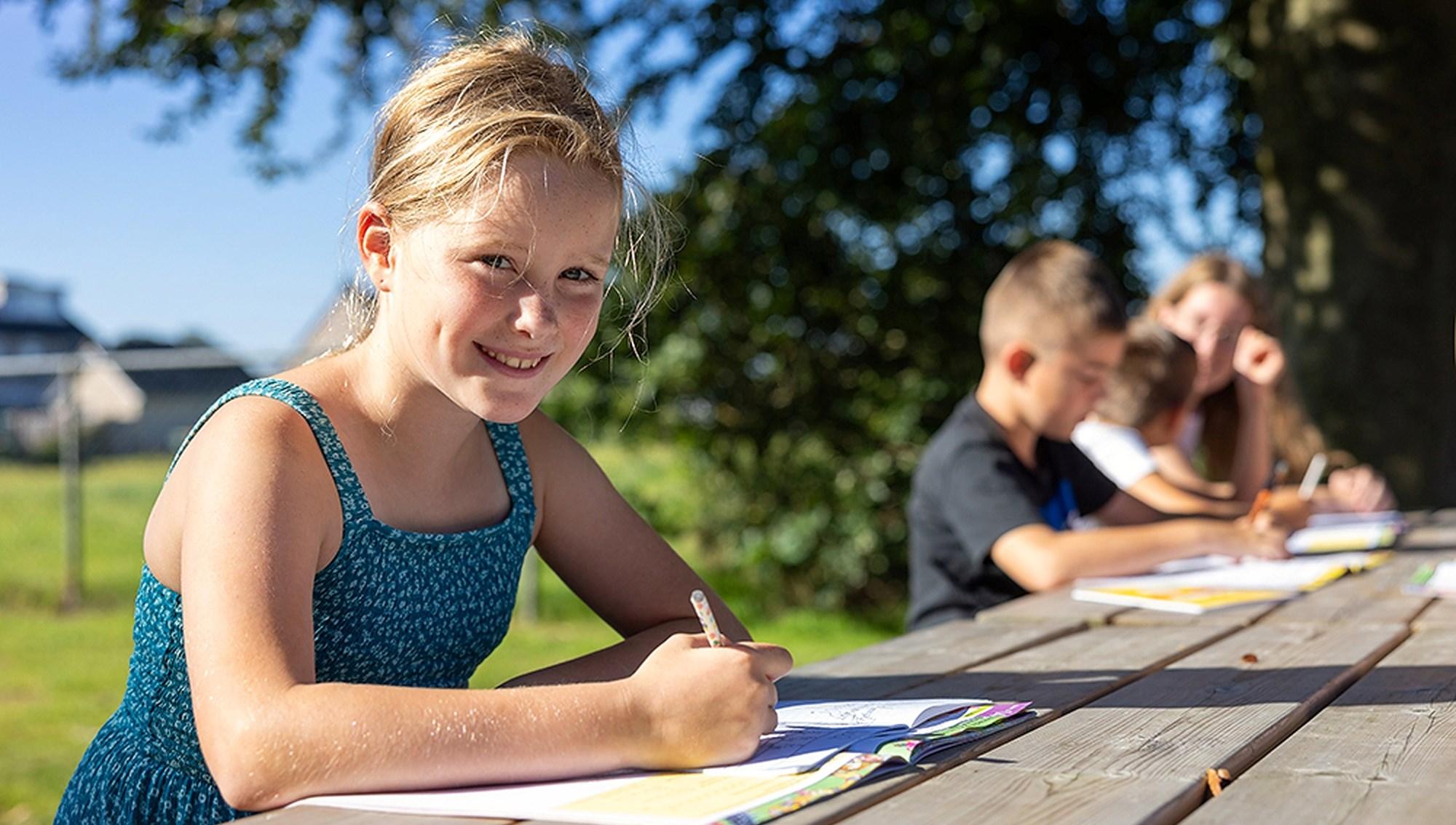 Kinderen aan het schoolplein van De Sprenge Emst, terwijl ze buiten bezig zijn met hun schoolwerk. Kinderen aan het schoolplein van De Sprenge Emst, terwijl ze buiten bezig zijn met hun schoolwerk.