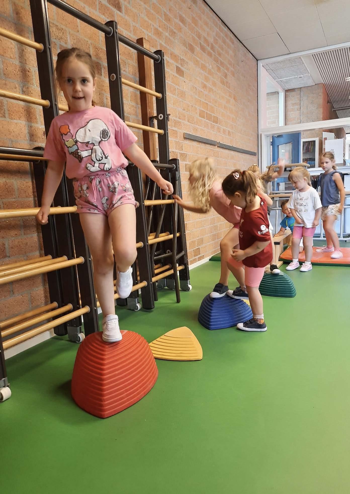 Kinderen aan het spelen en bewegen op sporttoestellen in de Roomskatholieke Basisschool Maria Bernadette in Leidschendam. Kinderen aan het spelen en bewegen op sporttoestellen in de Roomskatholieke Basisschool Maria Bernadette in Leidschendam.