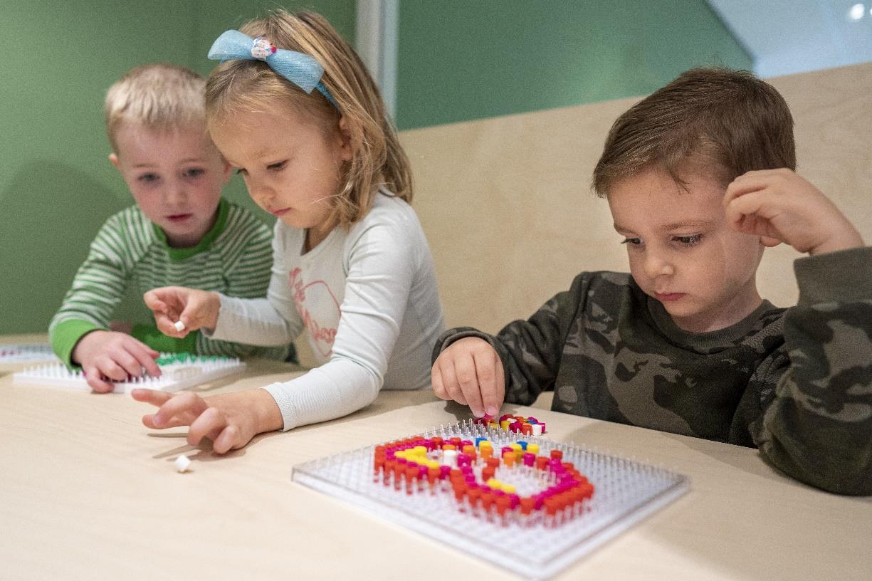 Kinderen aan het spelen en creëren met kleurrijke bouwmaterialen in de Albert Schweitzer school in Rotterdam. Kinderen aan het spelen en creëren met kleurrijke bouwmaterialen in de Albert Schweitzer school in Rotterdam.