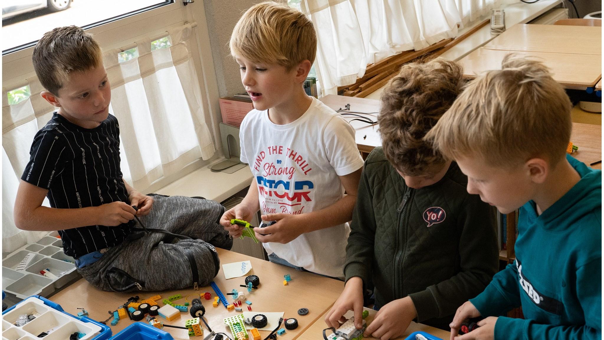 Kinderen aan het spelen met bouwmateriaal in de klas van de Mariaschool in Beuningen (Overijssel). Kinderen aan het spelen met bouwmateriaal in de klas van de Mariaschool in Beuningen (Overijssel).