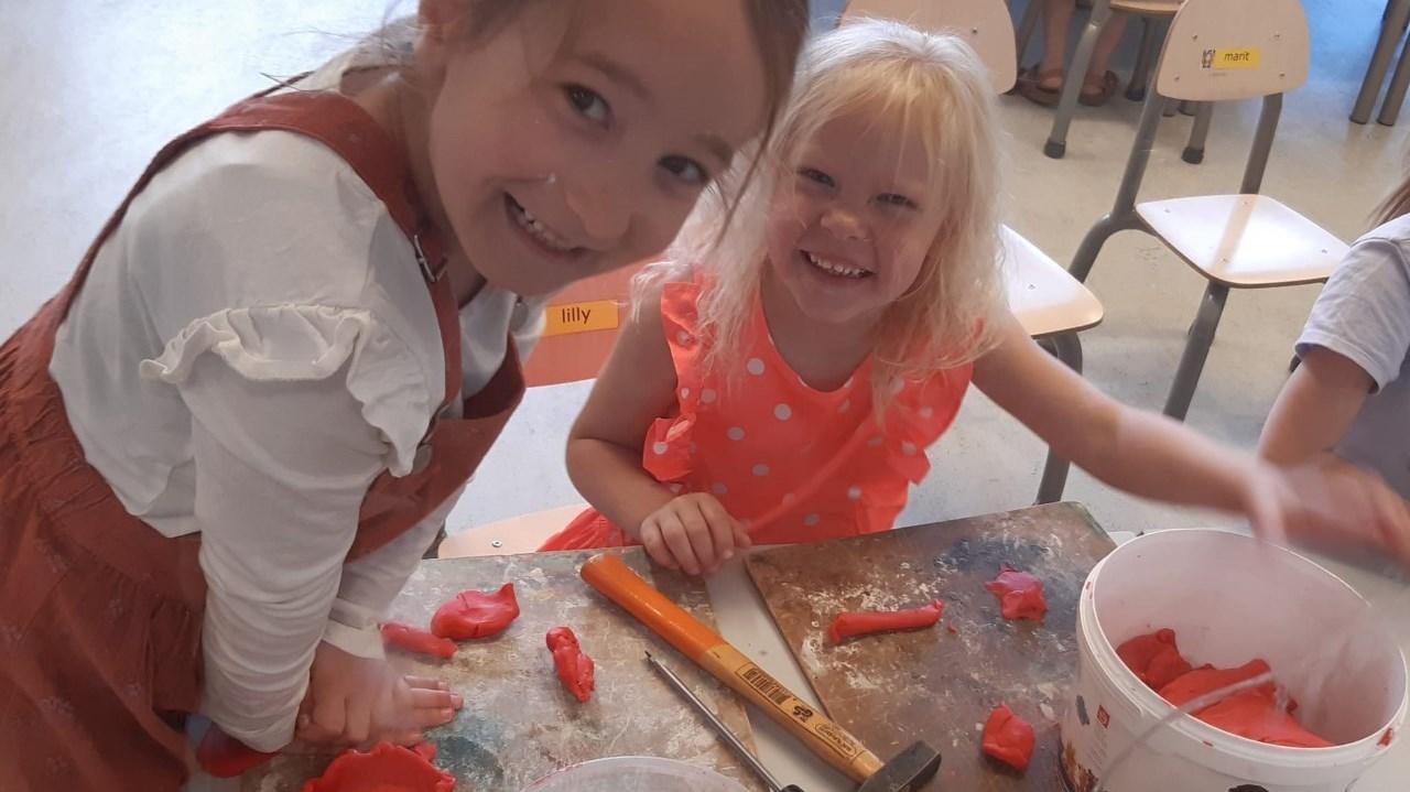 Kinderen aan het spelen met klei in CNS-Basisschool De Ontdekking in Ede. Kinderen aan het spelen met klei in CNS-Basisschool De Ontdekking in Ede.