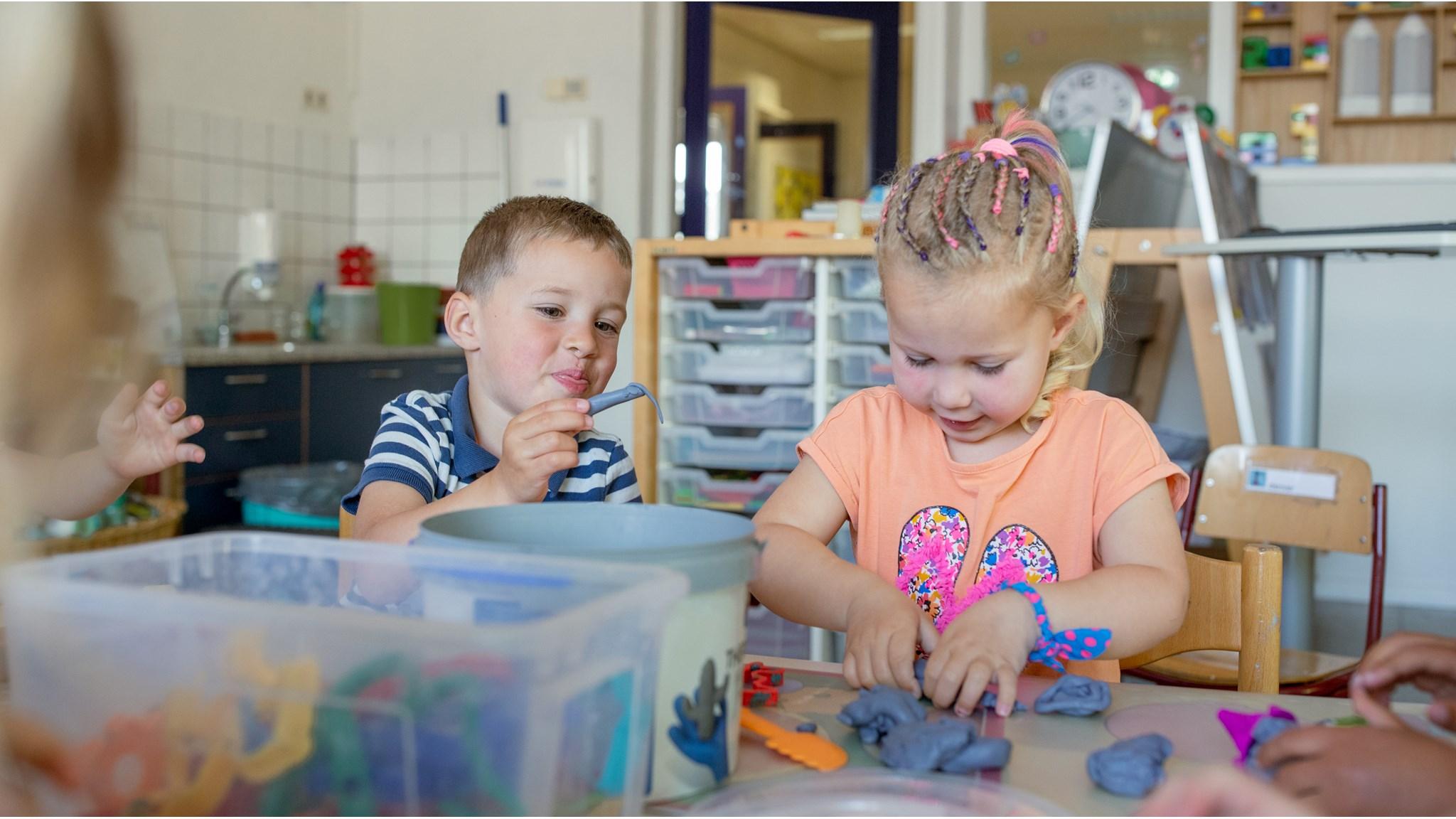 Kinderen aan het spelen met klei in de Alberoschool CBS De Regenboog in Nieuwdorp. Kinderen aan het spelen met klei in de Alberoschool CBS De Regenboog in Nieuwdorp.