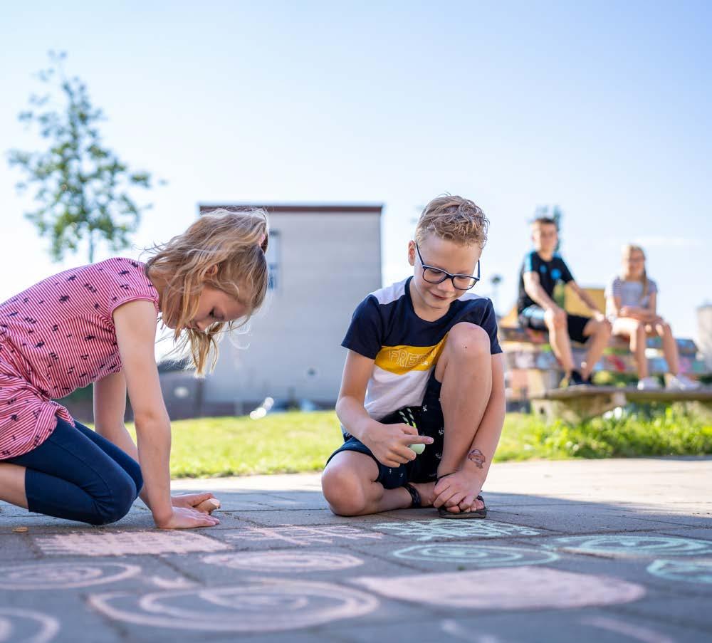 Kinderen aan het spelen op het schoolplein van Basisschool De Hovenier in Montfort. Kinderen aan het spelen op het schoolplein van Basisschool De Hovenier in Montfort.