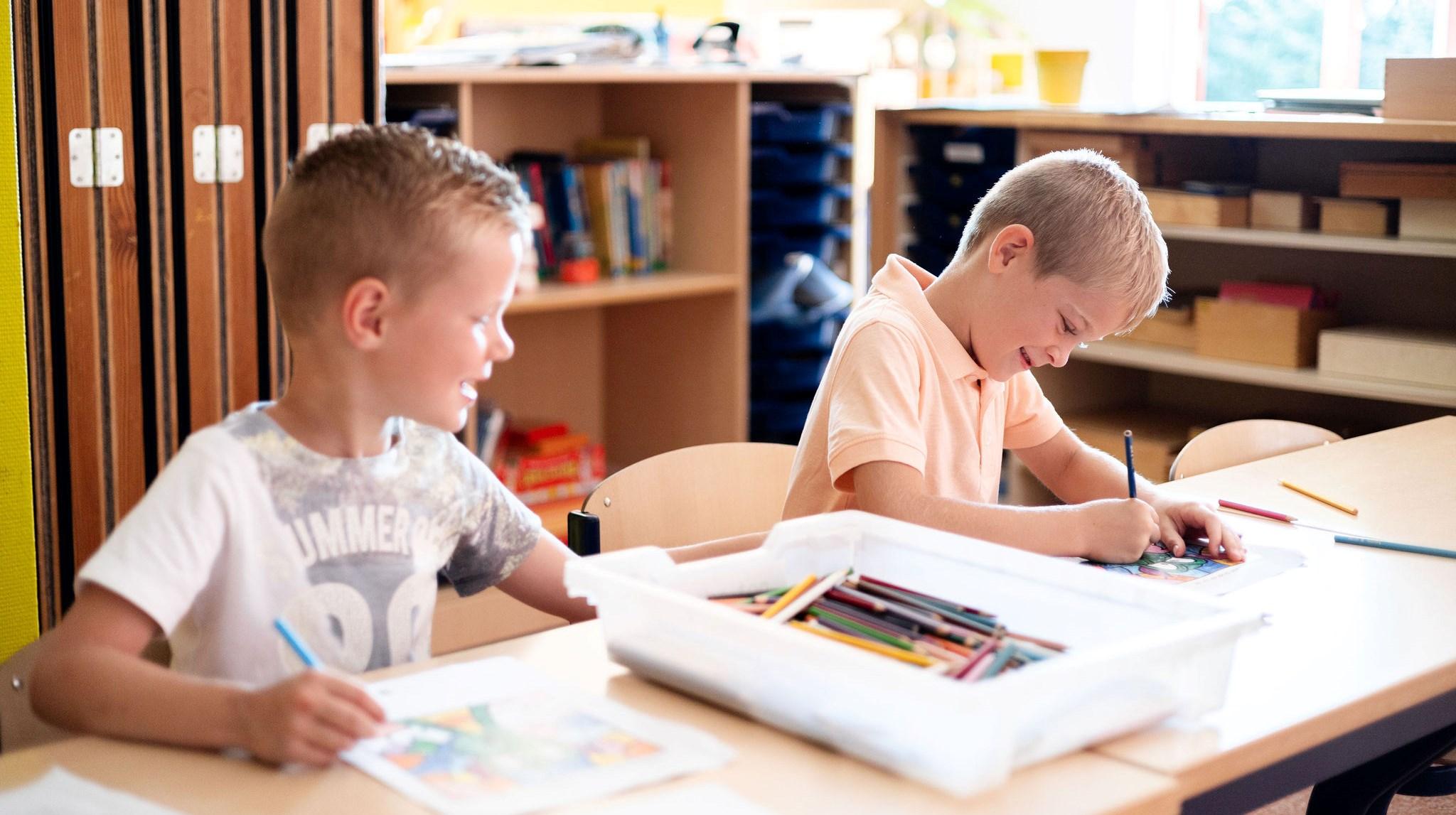 Kinderen aan het tekenen in de klas van Basisschool De Boogerd in 't Goy. Kinderen aan het tekenen in de klas van Basisschool De Boogerd in 't Goy.