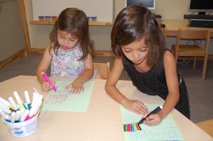Kinderen aan het tekenen in de klas van Basisschool De Meidoorn in Kerkdriel. Kinderen aan het tekenen in de klas van Basisschool De Meidoorn in Kerkdriel.