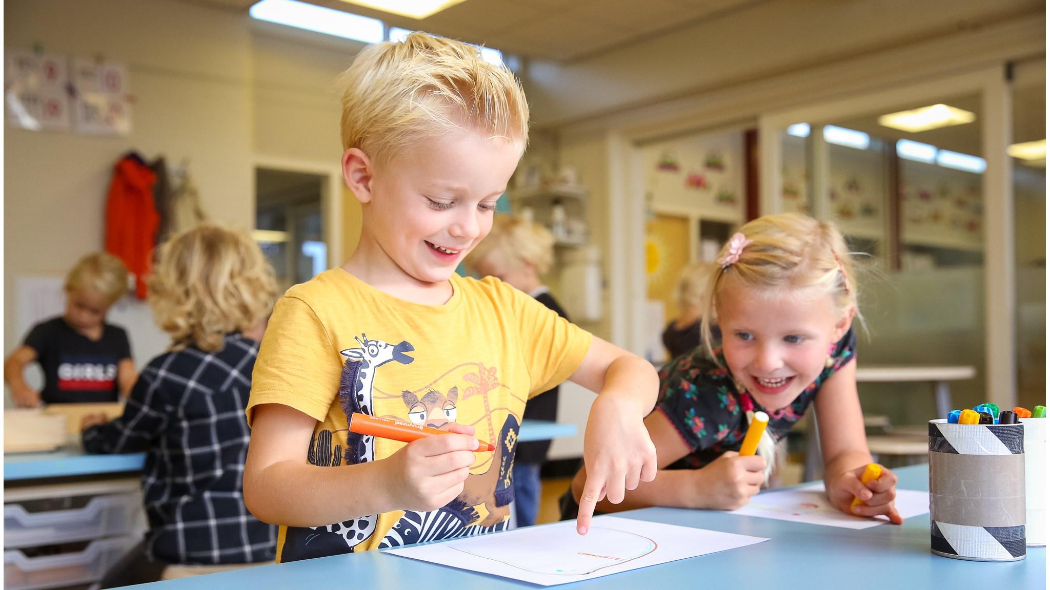 Kinderen aan het tekenen in de klas van Basisschool St Joan in Soerendonk. Kinderen aan het tekenen in de klas van Basisschool St Joan in Soerendonk.