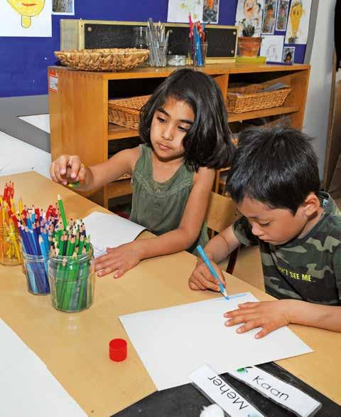 Kinderen aan het tekenen in de klas van de Amsterdam International Community School (AICS) in Amsterdam. Kinderen aan het tekenen in de klas van de Amsterdam International Community School (AICS) in Amsterdam.