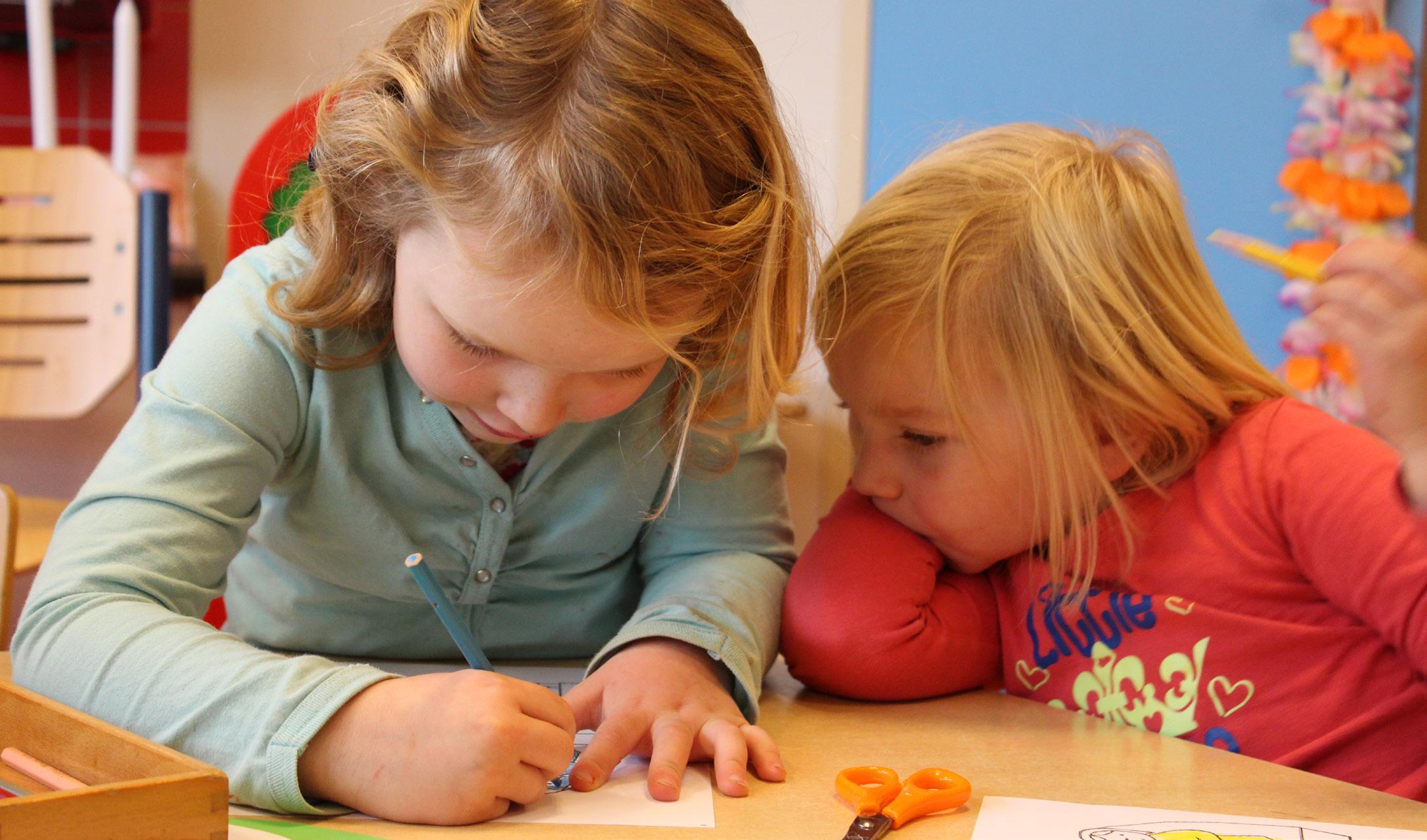 Kinderen aan het tekenen in de klas van de Paasbergschool in Ede.