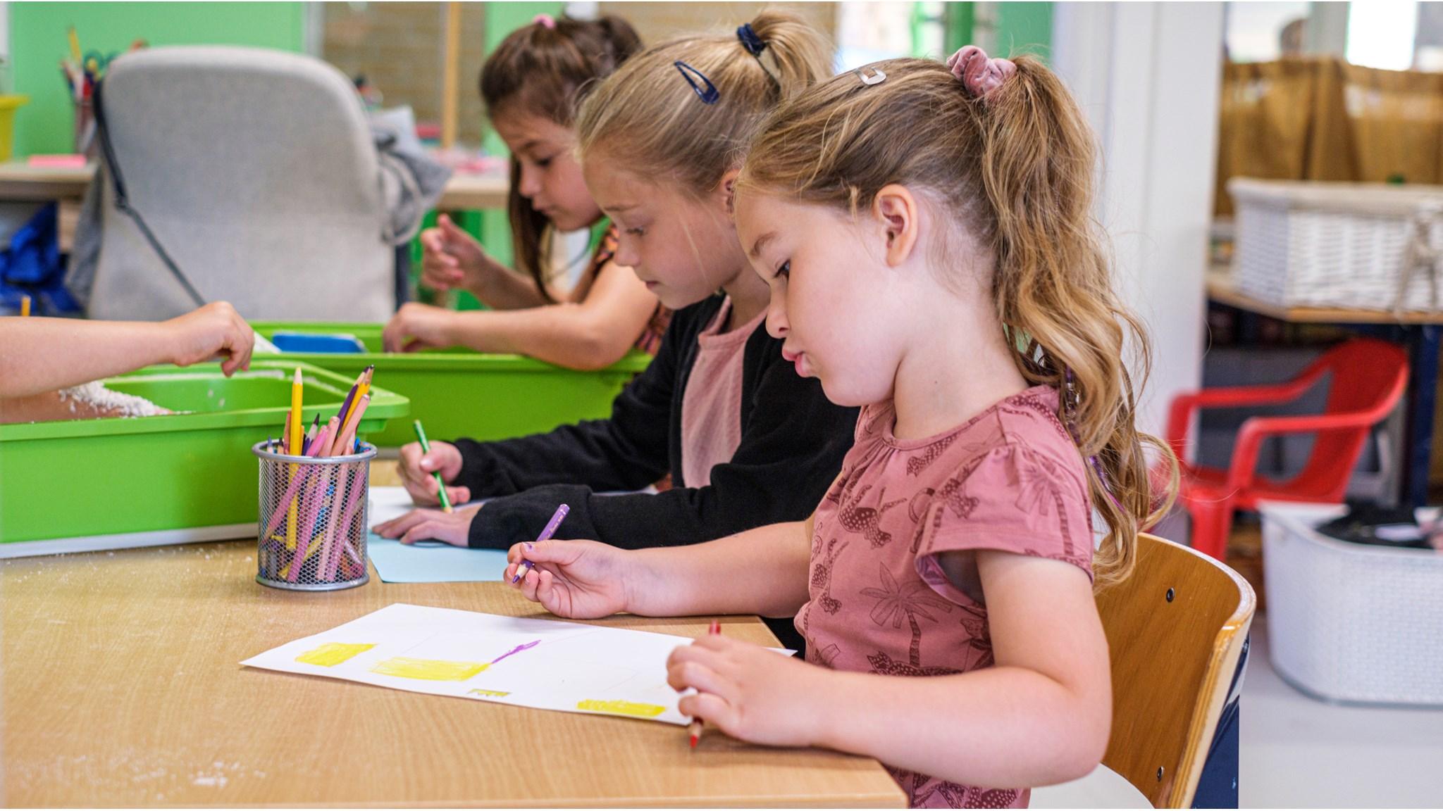 Kinderen aan het tekenen in de klas van Jenaplan Basisschool Vlinderbos in Wilnis. Kinderen aan het tekenen in de klas van Jenaplan Basisschool Vlinderbos in Wilnis.