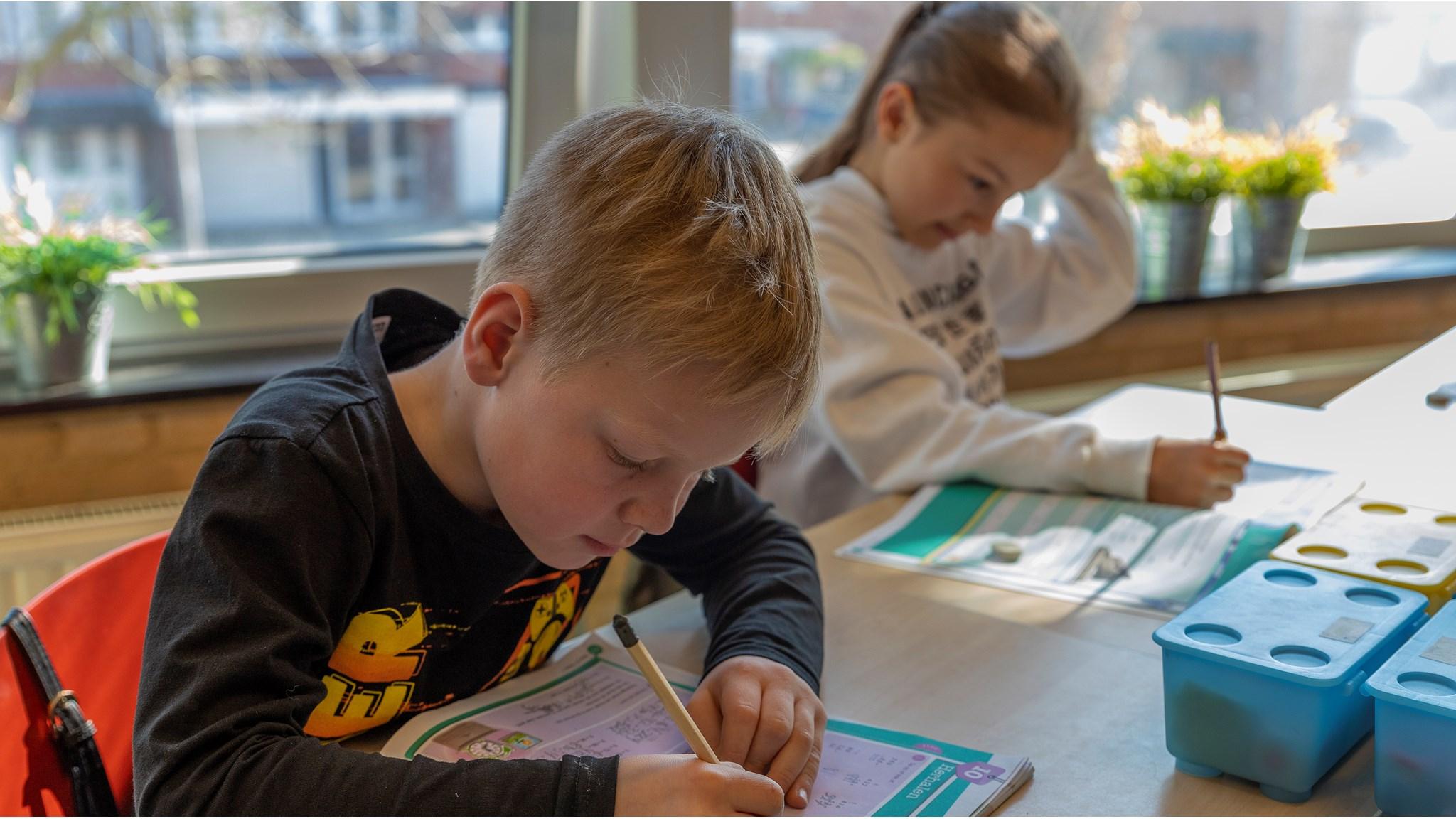 Kinderen aan het werk in de klas van Basisschool De Schakel in Kerkrade. Kinderen aan het werk in de klas van Basisschool De Schakel in Kerkrade.