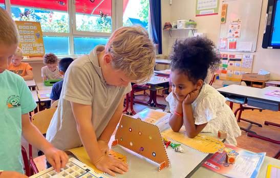 Kinderen aan het werk in de klas van basisschool De Wegwijzer in Enter. Kinderen aan het werk in de klas van basisschool De Wegwijzer in Enter.
