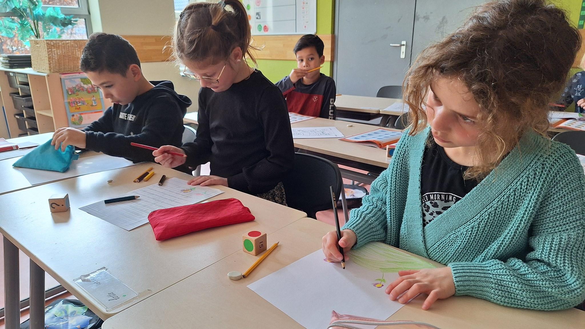 Kinderen aan het werk in de klas van Christelijke Basisschool De Regenboog in Amerongen. Kinderen aan het werk in de klas van Christelijke Basisschool De Regenboog in Amerongen.