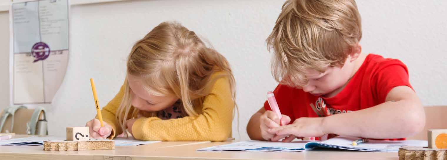 Kinderen aan het werk in de klas van de Jan Ligthartschool in Arnhem. Kinderen aan het werk in de klas van de Jan Ligthartschool in Arnhem.