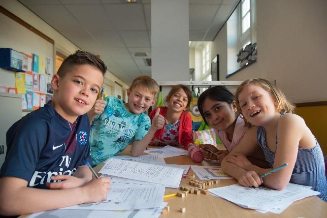 Kinderen aan het werk in de klas van de Sint Bernardusschool in Haarlem. Kinderen aan het werk in de klas van de Sint Bernardusschool in Haarlem.