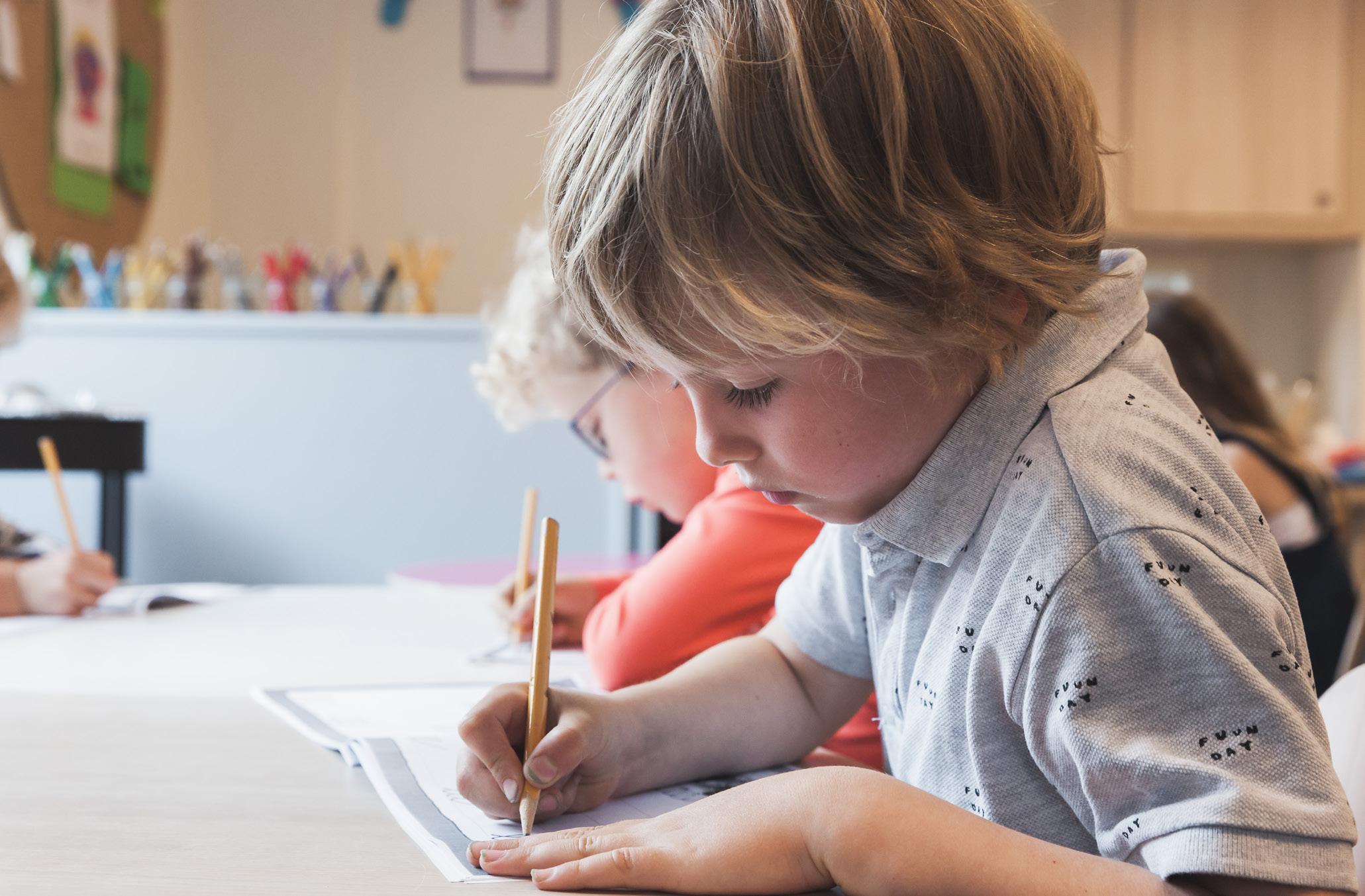 Kinderen aan het werk in de klas van Openbare Basisschool De Hasselbraam in Haaren. Kinderen aan het werk in de klas van Openbare Basisschool De Hasselbraam in Haaren.