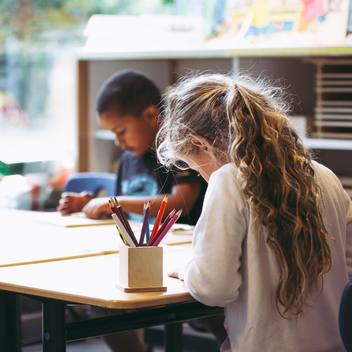 Kinderen aan het werk in het klaslokaal van Openbare Basisschool De Flint in Deventer. Kinderen aan het werk in het klaslokaal van Openbare Basisschool De Flint in Deventer.